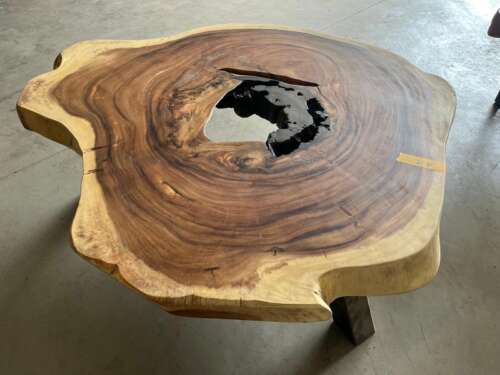 Table basse en suar massif avec plateau sculptural naturel — Mazawood