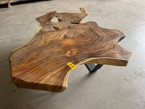 Vue d’ensemble de la table basse A2 en bois exotique et pieds noirs design — Mazawood