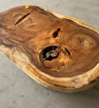 Table basse suar A22 plateau avec cavités centrales sculptées Mazawood