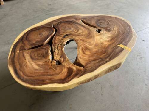 Table A25 en bois suar massif aux veines artistiques Mazawood