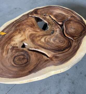 Table basse suar A25 plateau ajouré et nœuds naturels Mazawood
