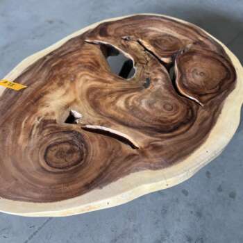 Table basse suar A25 plateau ajouré et nœuds naturels Mazawood