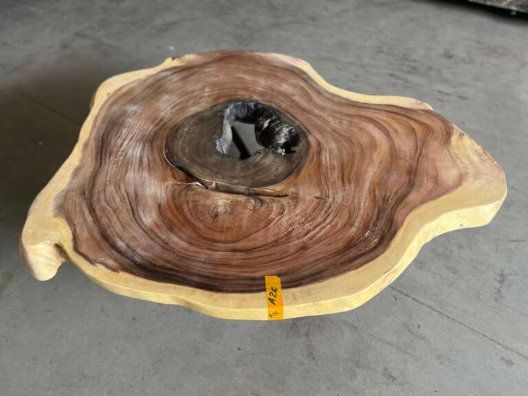 Table basse A26 Mazawood en suar avec cœur sculpté naturel