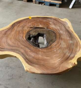 Table basse suar A26 plateau avec trou central et veinage naturel Mazawood
