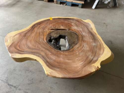 Table basse suar A26 plateau avec trou central et veinage naturel Mazawood