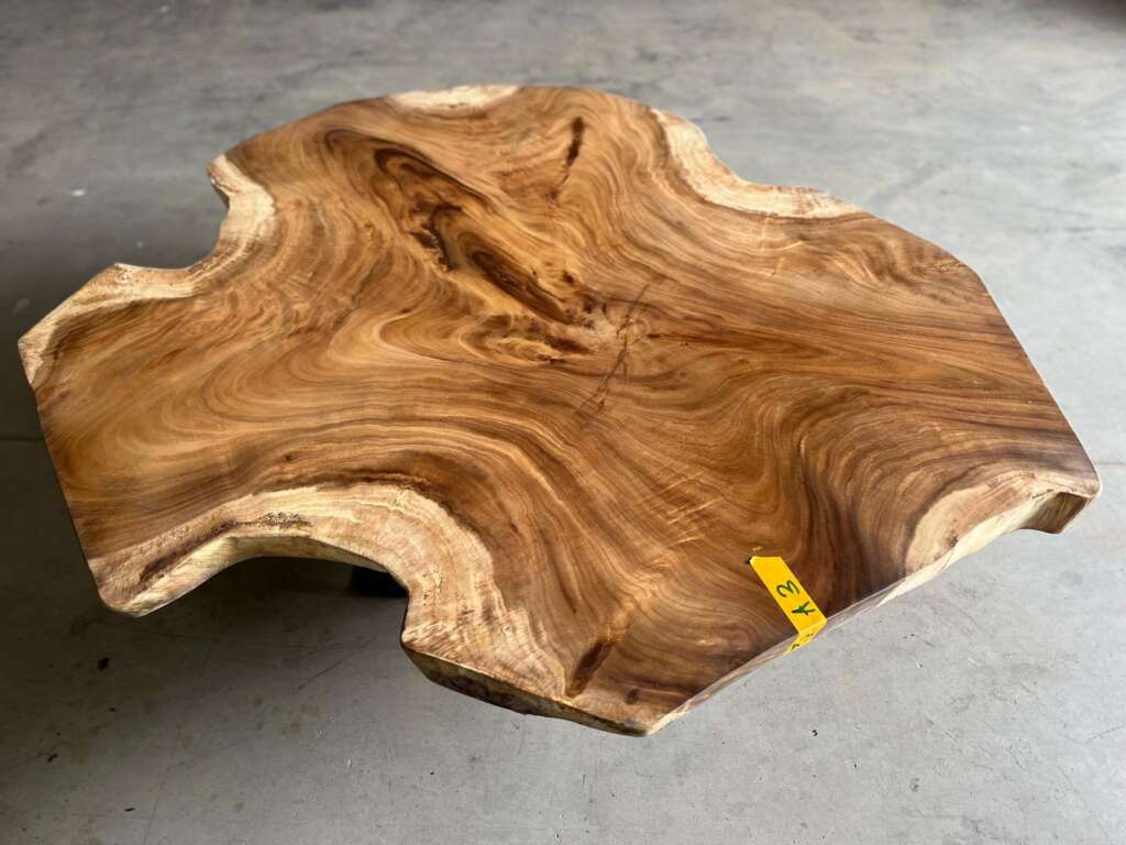 Table basse en suar massif A3 aux lignes organiques, Mazawood