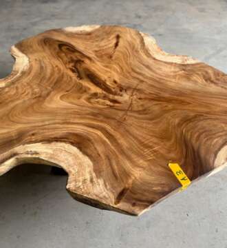 Table basse en suar massif A3 aux lignes organiques — Mazawood