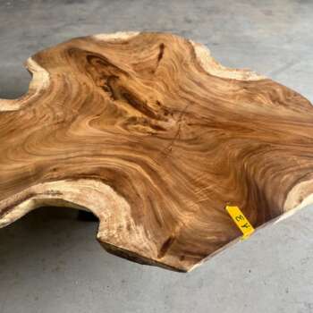 Table basse en suar massif A3 aux lignes organiques — Mazawood