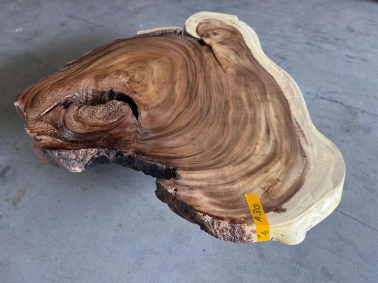 Table basse A30 en suar massif avec contours bruts Mazawood