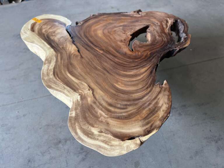 Table basse A31 en suar avec contours et ouvertures naturelles Mazawood