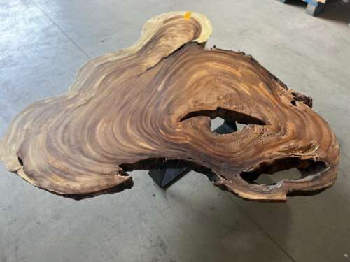 Table basse A31 en suar massif avec ajours naturels Mazawood