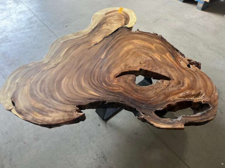 Table basse A31 en suar massif avec ajours naturels Mazawood