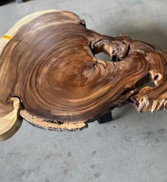 Table basse A32 en suar massif avec ouvertures naturelles Mazawood