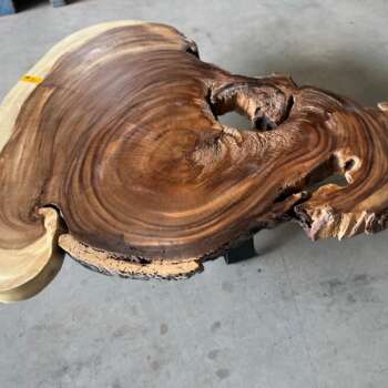 Table basse A32 en suar massif avec ouvertures naturelles Mazawood