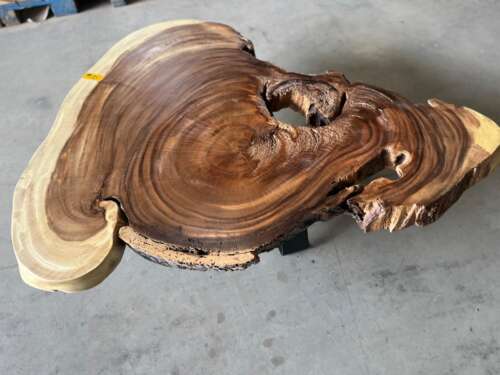 Table basse A32 en suar massif avec ouvertures naturelles Mazawood