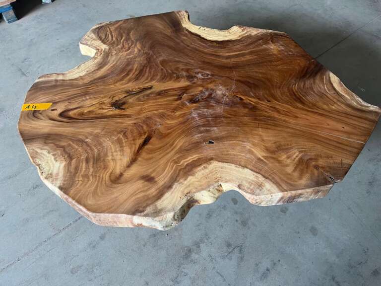 Table basse A4 en suar massif et piètement noir design