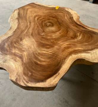 Table basse en suar massif A5 avec plateau organique — Mazawood