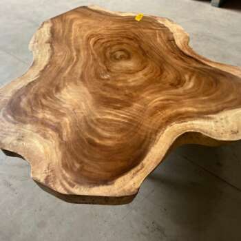 Table basse en suar massif A5 avec plateau organique — Mazawood