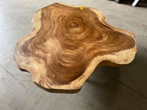 Table basse en suar massif A5 avec plateau organique — Mazawood