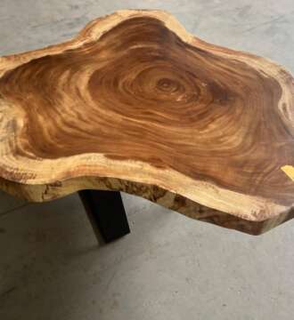 Table basse en suar massif A6 avec cernes marqués — Mazawood