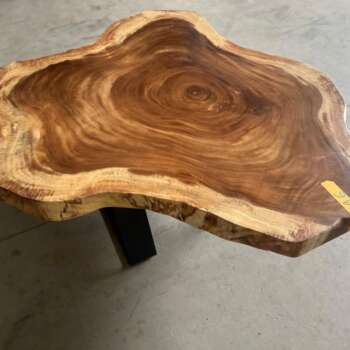 Table basse en suar massif A6 avec cernes marqués — Mazawood