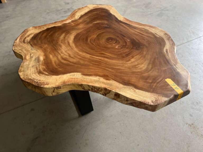Table basse en suar massif A6 avec cernes marqués, Mazawood