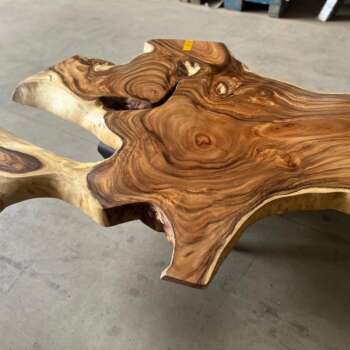 Table basse A8 en suar massif aux formes sculpturales — Mazawood