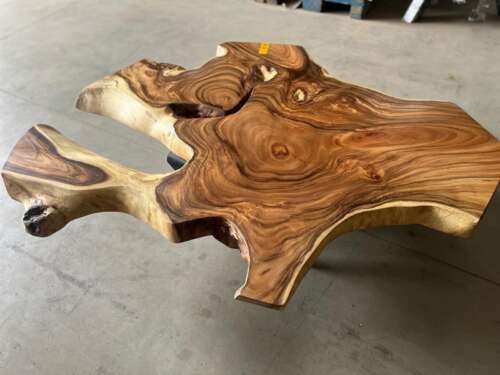 Table basse A8 en suar massif aux formes sculpturales — Mazawood