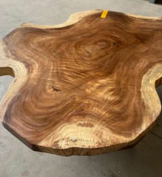 Table basse A9 en suar massif aux courbes douces — Mazawood