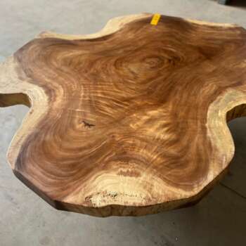 Table basse A9 en suar massif aux courbes douces — Mazawood