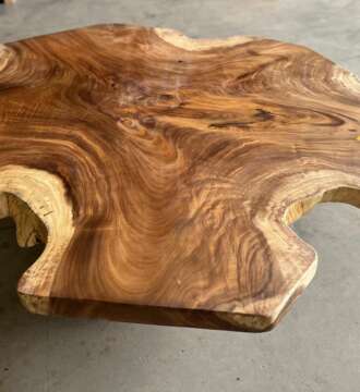 Table basse en suar massif A4 avec plateau organique — Mazawood