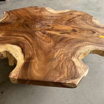 Table basse en suar massif A4 avec plateau organique — Mazawood