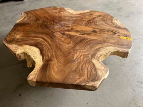 Table basse en suar massif A4 avec plateau organique — Mazawood