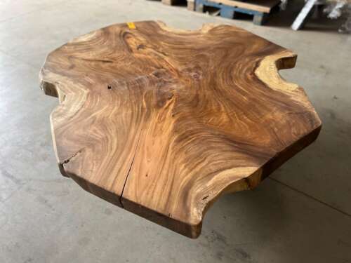 Vue du plateau unique de la table basse A4 en suar