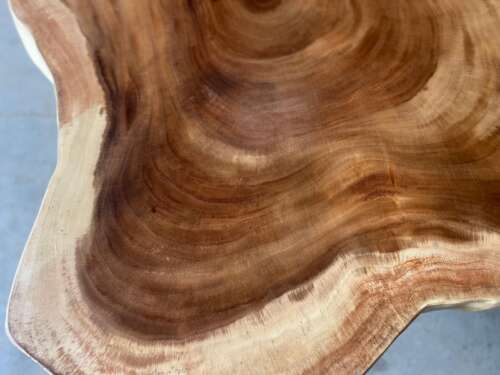Détail du plateau naturel et contours adoucis de la table A6 en suar — Mazawood