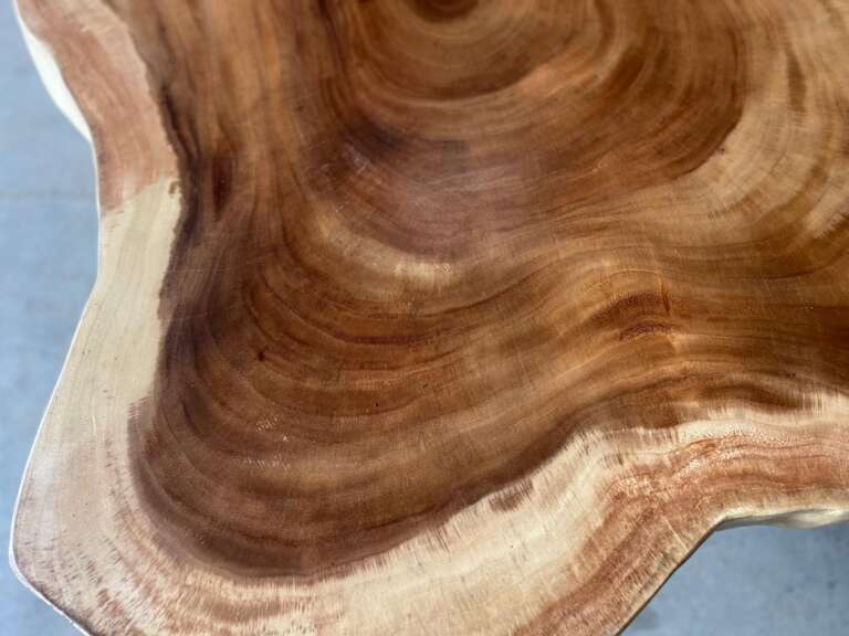 Détail du plateau naturel et contours adoucis de la table A6 en suar, Mazawood