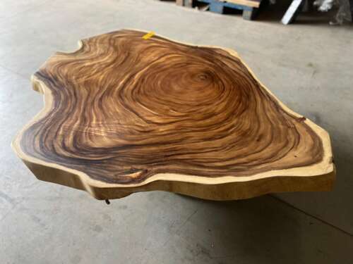 Vue du plateau organique de la table A7 en suar — Mazawood