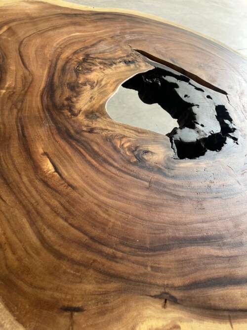 Vue détaillée du veinage et des cernes du suar sur une table basse artisanale — Mazawood