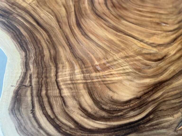 Gros plan sur le plateau sculptural en suar de la table basse A7, Mazawood