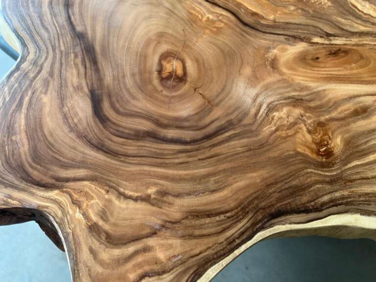 Vue détaillée de la table basse A8 en suar avec veinage naturel, Mazawood