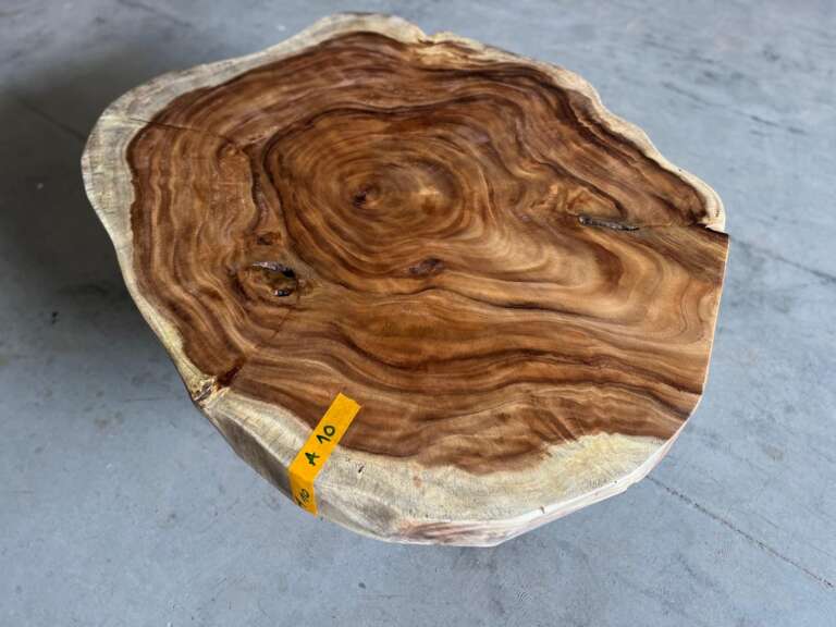 Table basse A10 en suar massif forme libre et veinage profond Mazawood