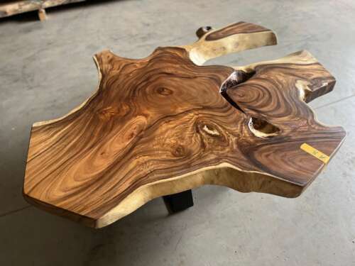Table basse design A8 en suar, plateau organique spectaculaire — Mazawood