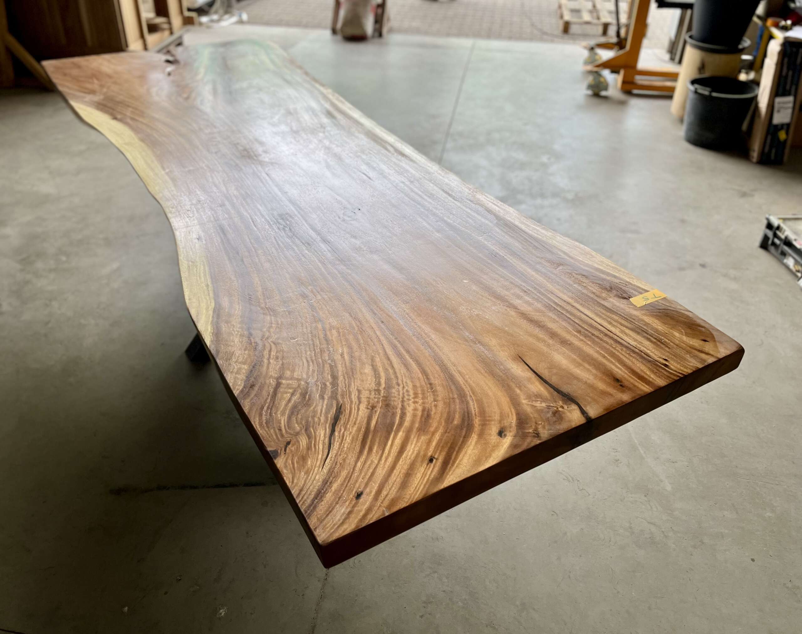 Bureau design en bois suar massif finition mate satinée