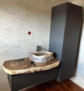 Création artisanale de meuble salle de bain bois design sur mesure