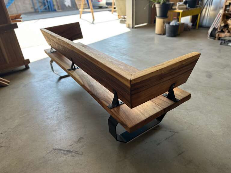 Banc robuste en bois naturel – création sur commande