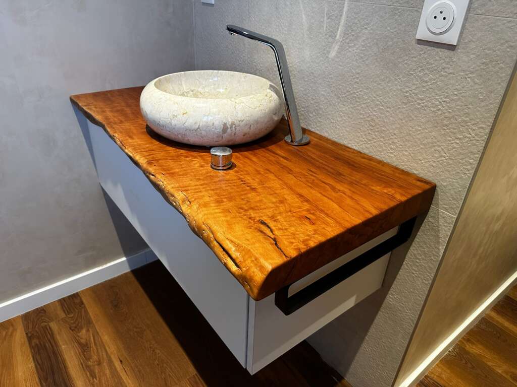 Meuble haut de gamme pour salle de bain en bois massif sur commande