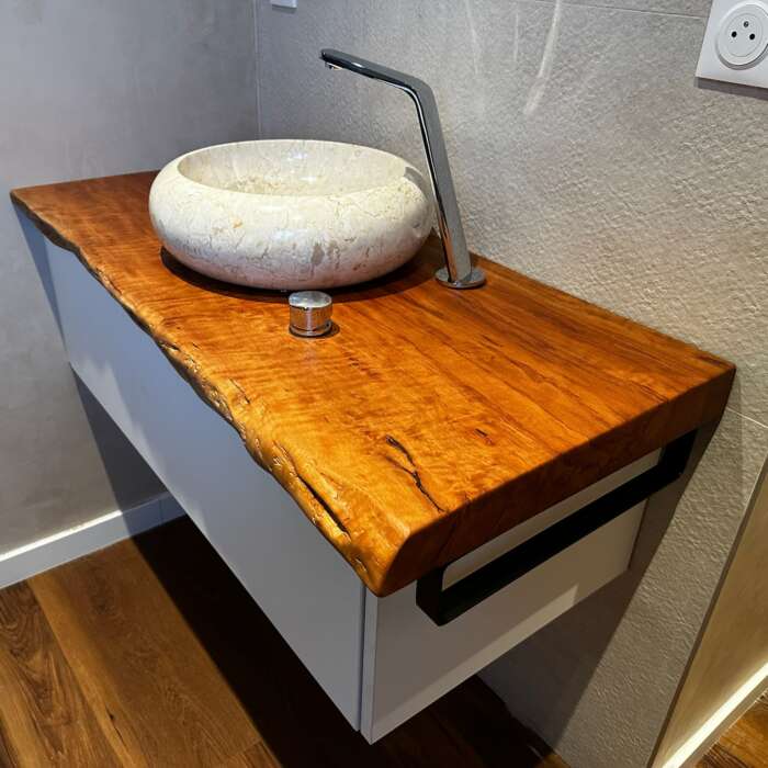 Meuble haut de gamme pour salle de bain en bois massif sur commande