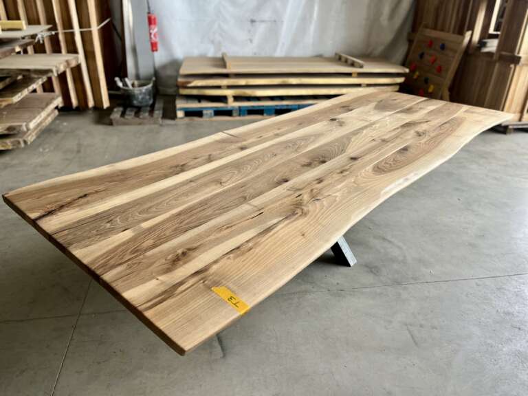 Table en bois noble noyer massif sur mesure avec piétement Pall