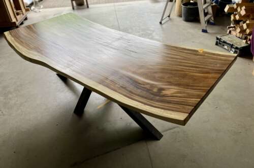 Table en suar massif haut de gamme avec piétement Pall