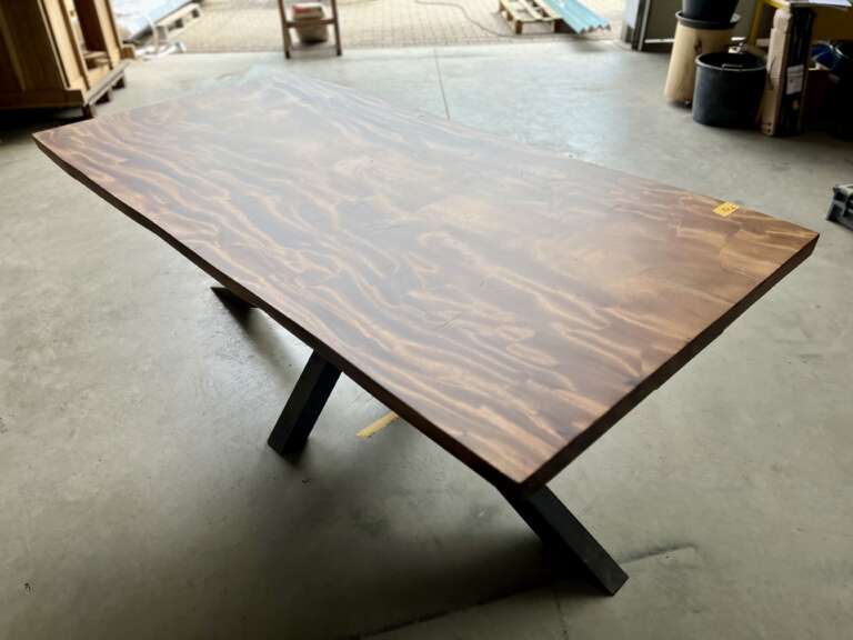 Vue d’une table en bois exotique suar massif avec piétement Pall